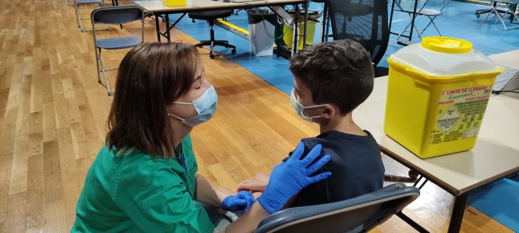 Enfermera vacunando a su hijo | Twitter Consejería de Sanidad. Gobierno de Canarias 