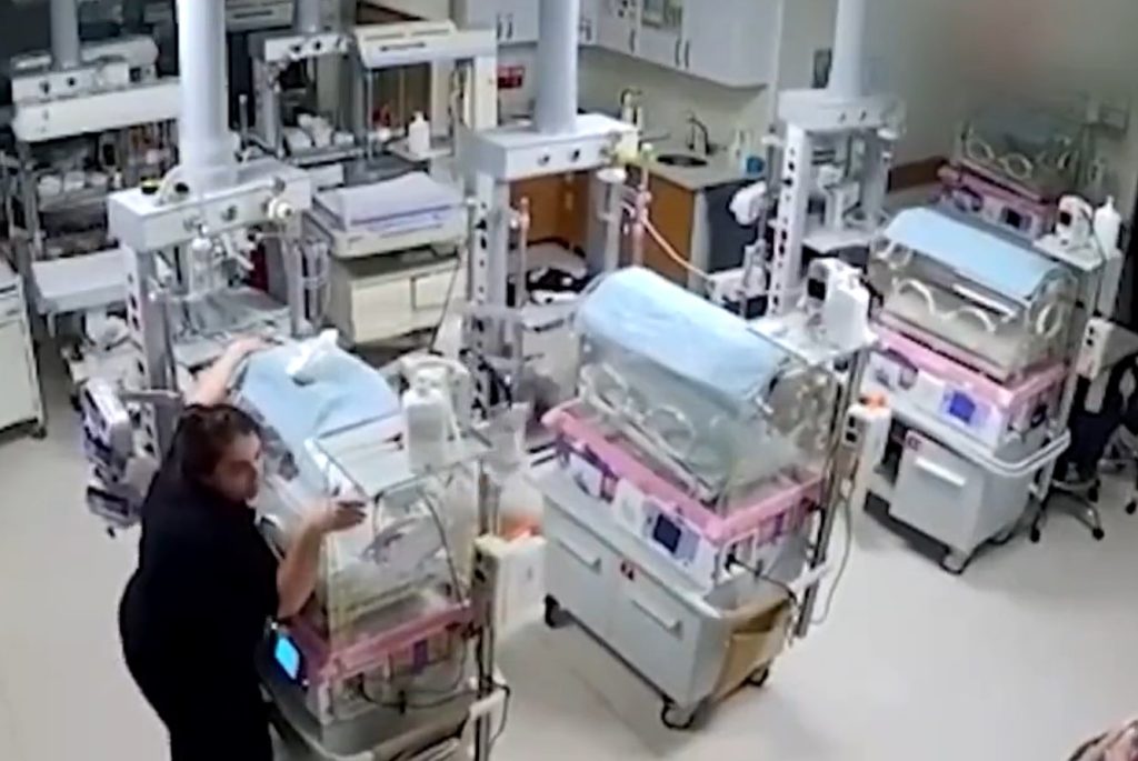 Varias enfermeras protegen a los bebés de las incubadoras durante el terremoto