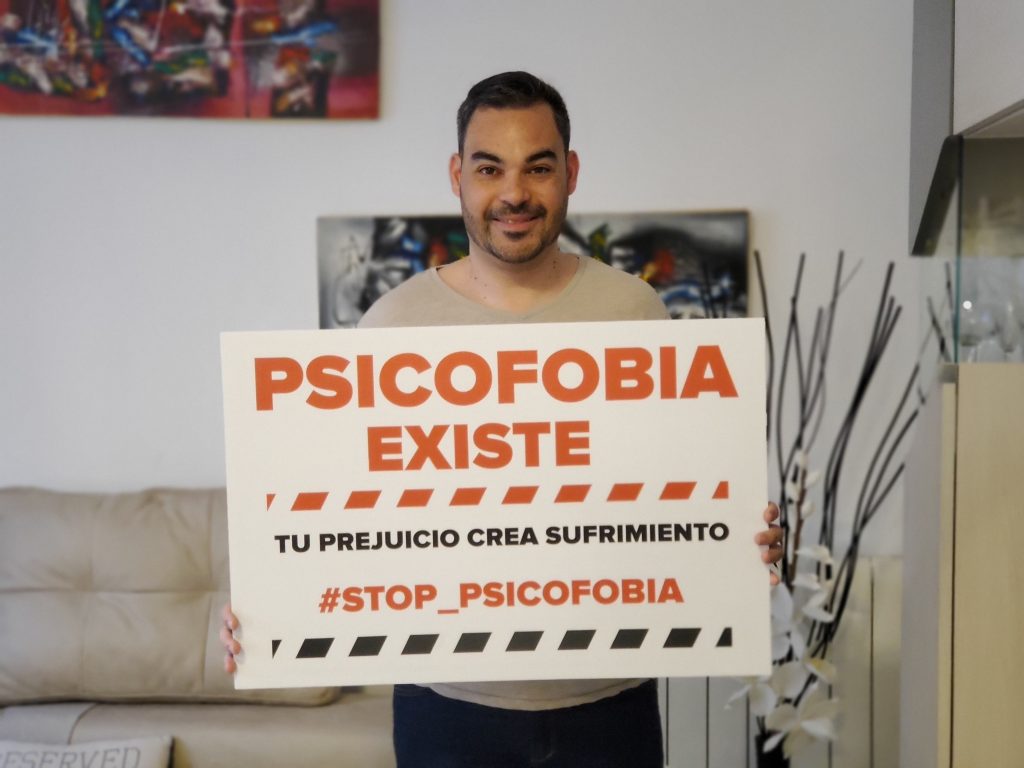 Adolfo Ibáñez Ballesteros con el cartel `Stop Psicofobia´