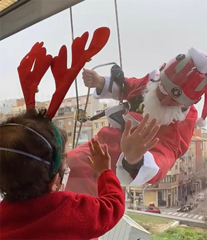 Papá Noel visita la planta de pediatría | Hospital Sant Pau