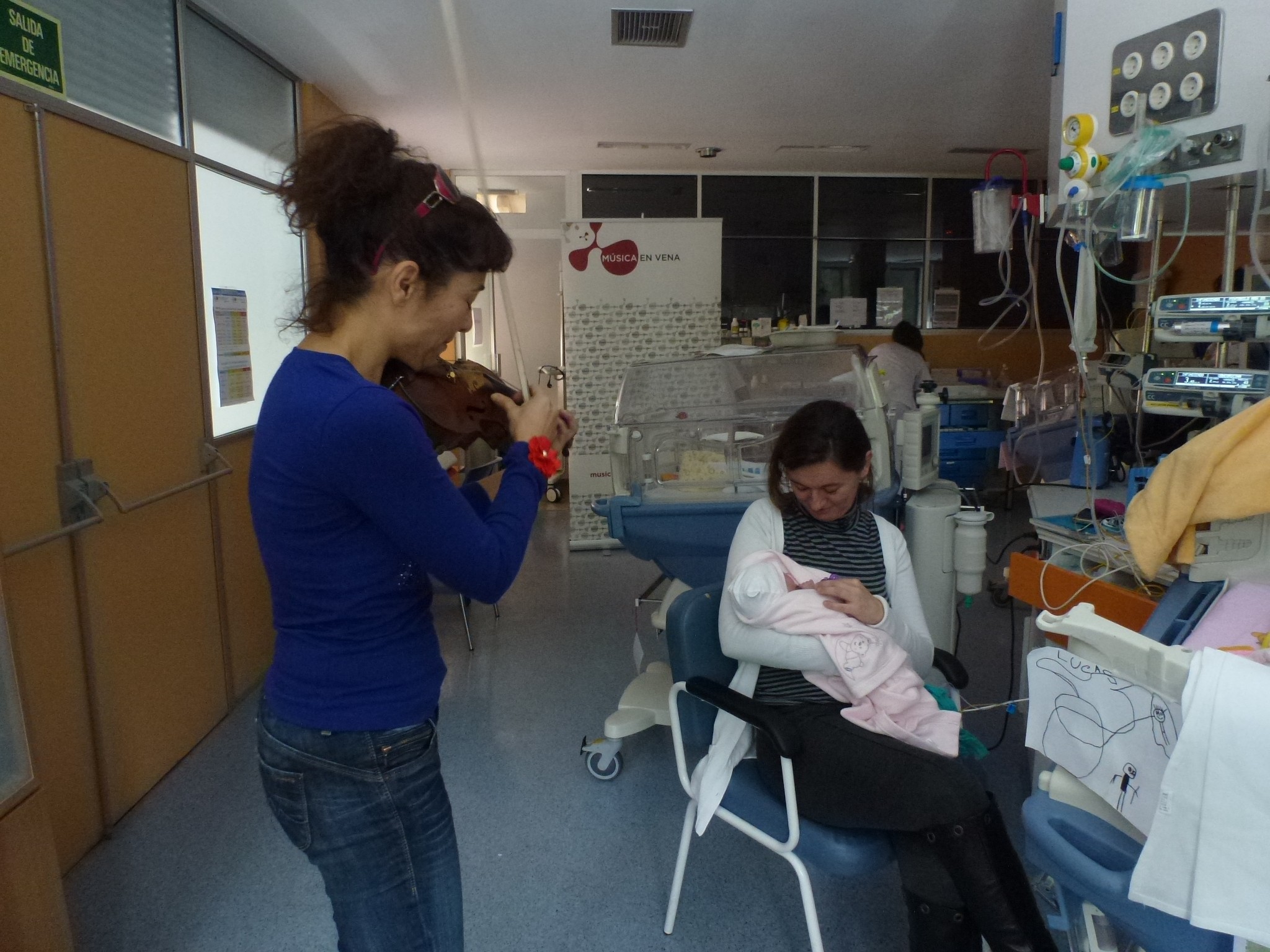Concierto de violín en Neonatología del Hospital 12 de Octubre