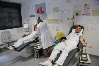 Personal del  Hospital durante donación sangre