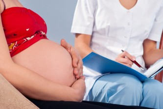 pregnant woman consultating with the doctor