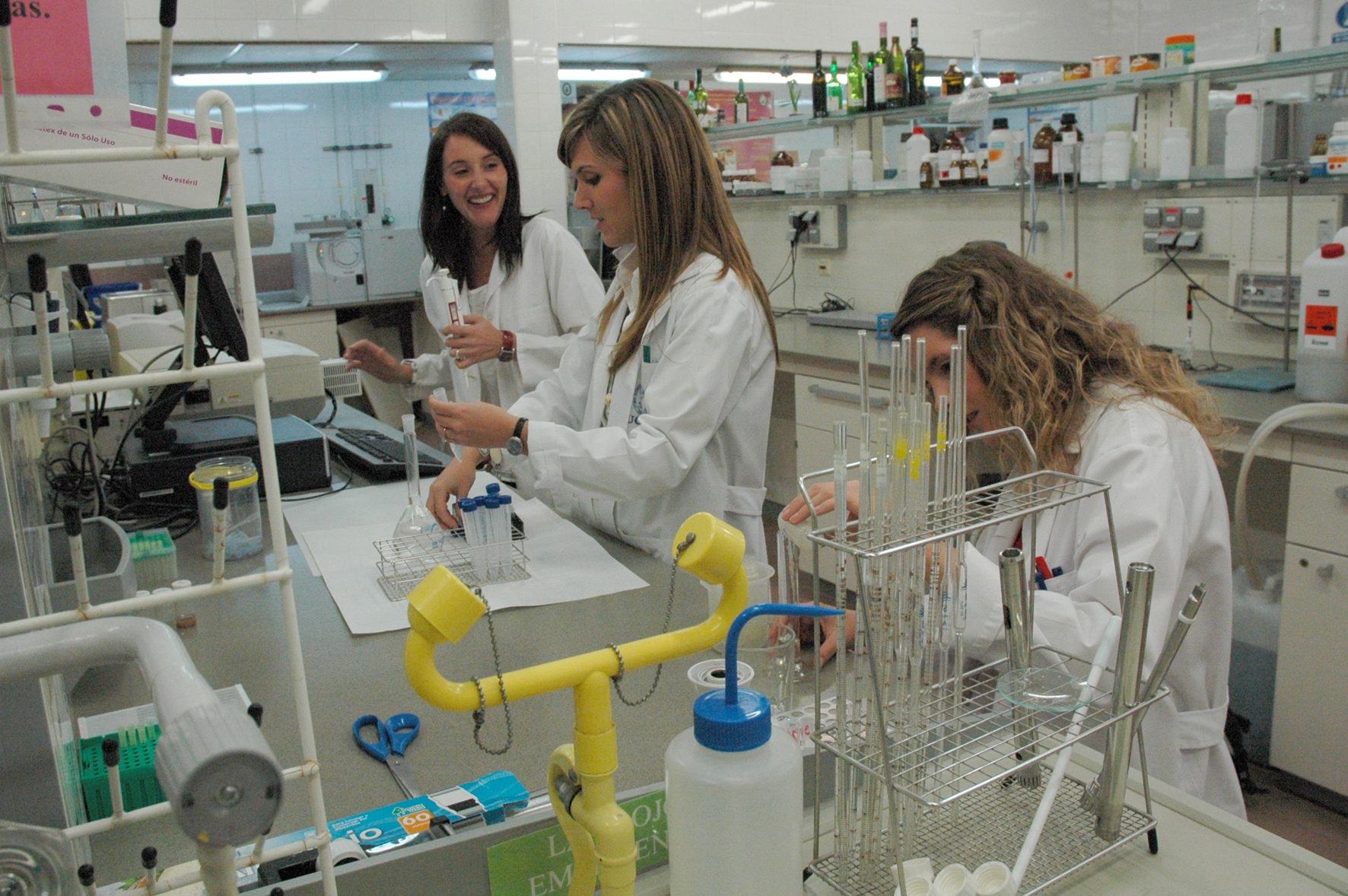investigadoras de la UCAM realizando estudios en el laboratorio