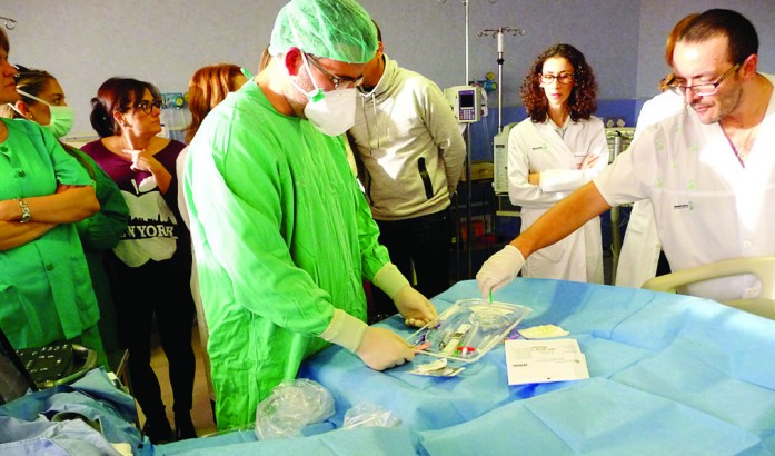  Enfermeros del Hospital Mancha Centro de Alcázar realizando técnicas de canalización 