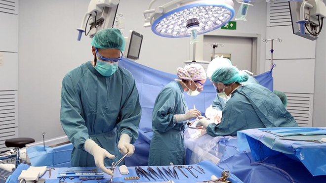 Una intervención quirúrgica para trasplantar un órgano, en el Hospital Vall d'Hebron. 