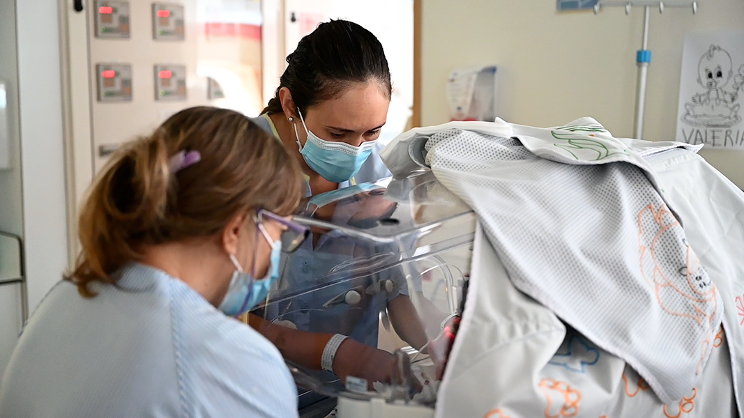 Vídeo  El Hospital de Vinaròs atiende una cesárea velada: sucede una vez  cada 80.000 partos - El Periódico Mediterráneo