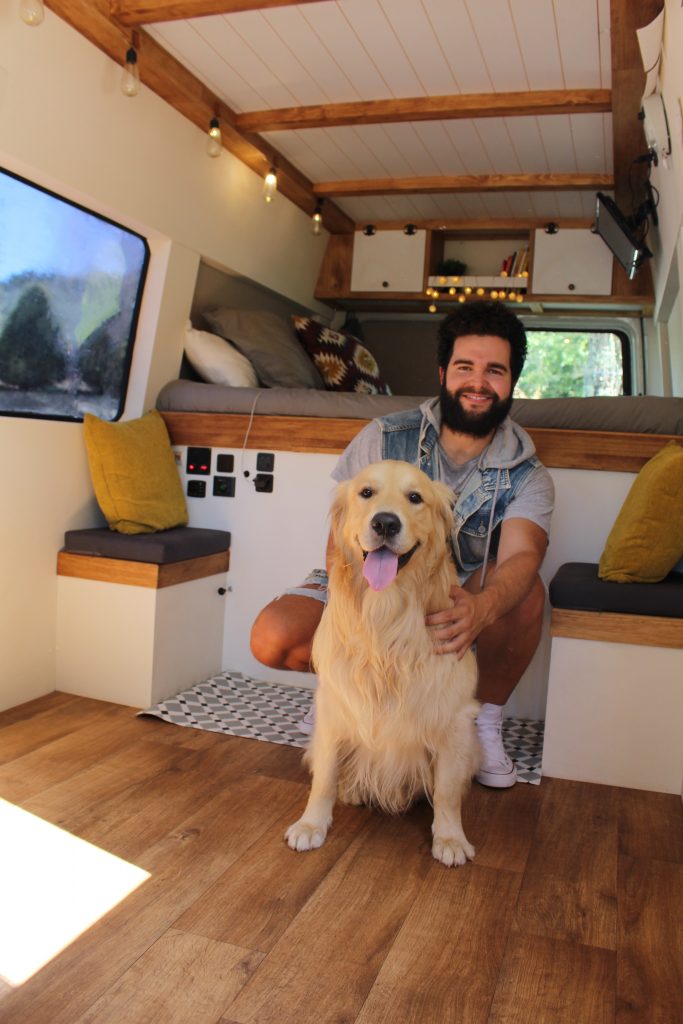 Pablo Campos es enfermero y cuenta en TheAlternativan cómo vive con su perro Hummer en una caravana. 