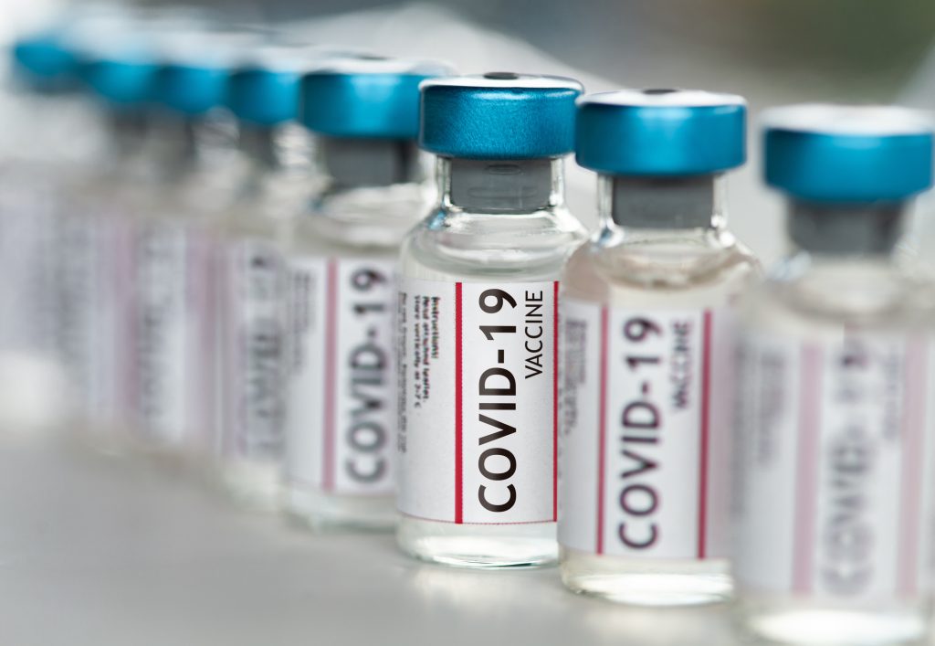 Sanidad anuncia que las vacunas adaptadas a las nuevas variantes podrían llegar en septiembre   | iStock