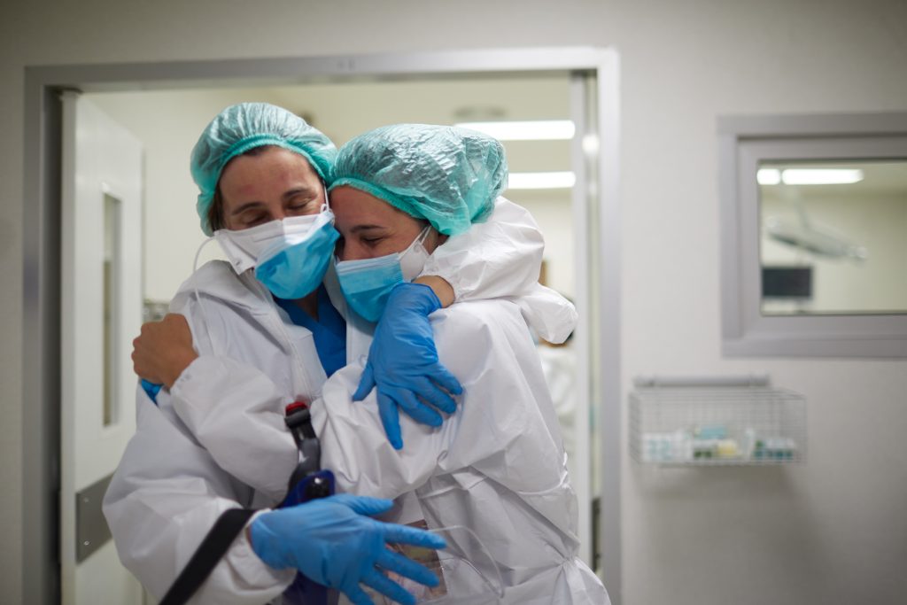 Dos profesionales sanitarios celebran el buen resultado de una operación quirúrgica | iStock