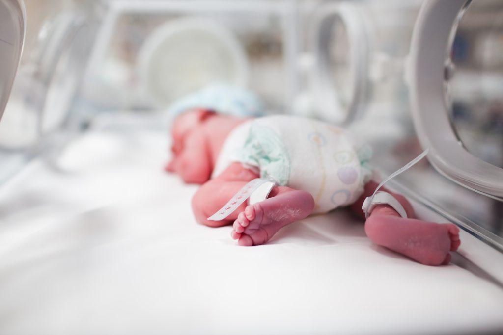 Encuentran químicos de cosméticos y protectores solares en el cordón umbilical de bebés 