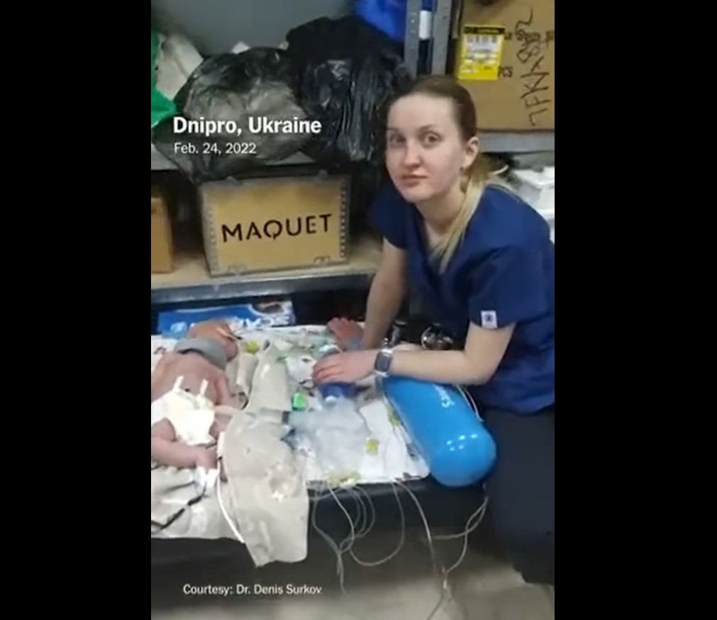 Una de las enfermeras ucranianas cuidando de los bebés recién nacidos en el sótano del hospital
