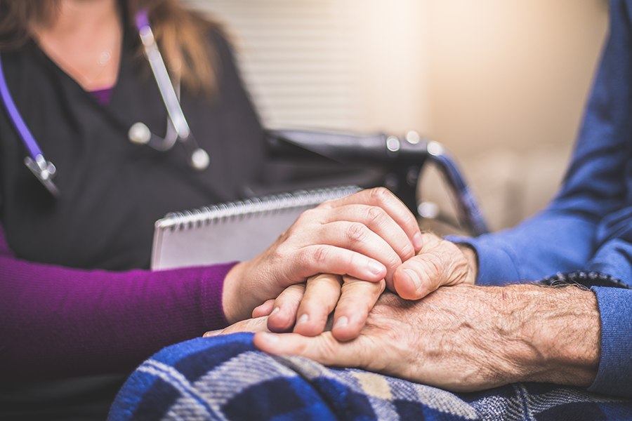 Las enfermeras lanzan consejos sobre cómo cuidar a los mayores y a los pacientes crónicos en vacaciones 
