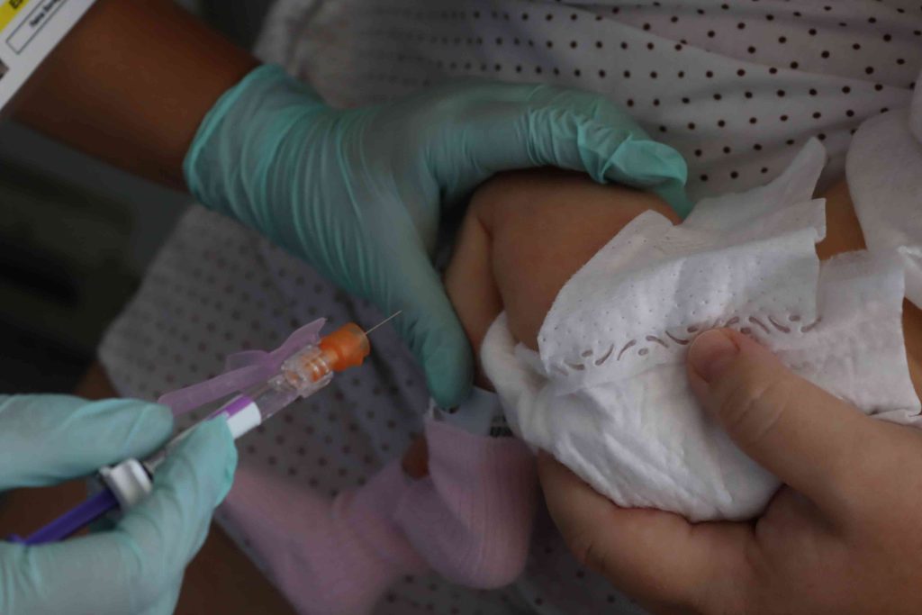 Lanzan una campaña para recordar la importancia de la vacunación de recién nacidos ante el VRS 