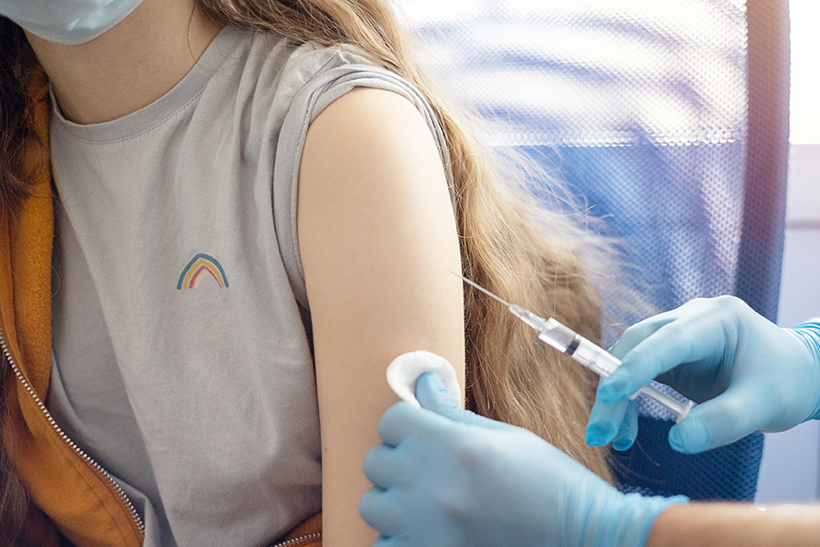 Investigan a una enfermera por simular que vacunaba a niños