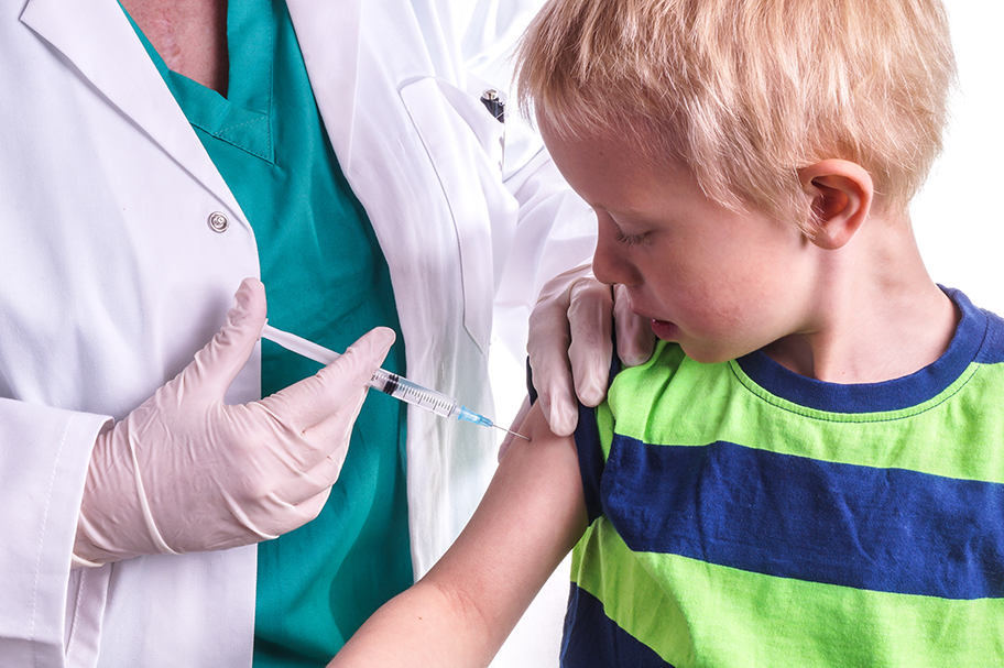 La enfermera simulaba vacunar a los niños

